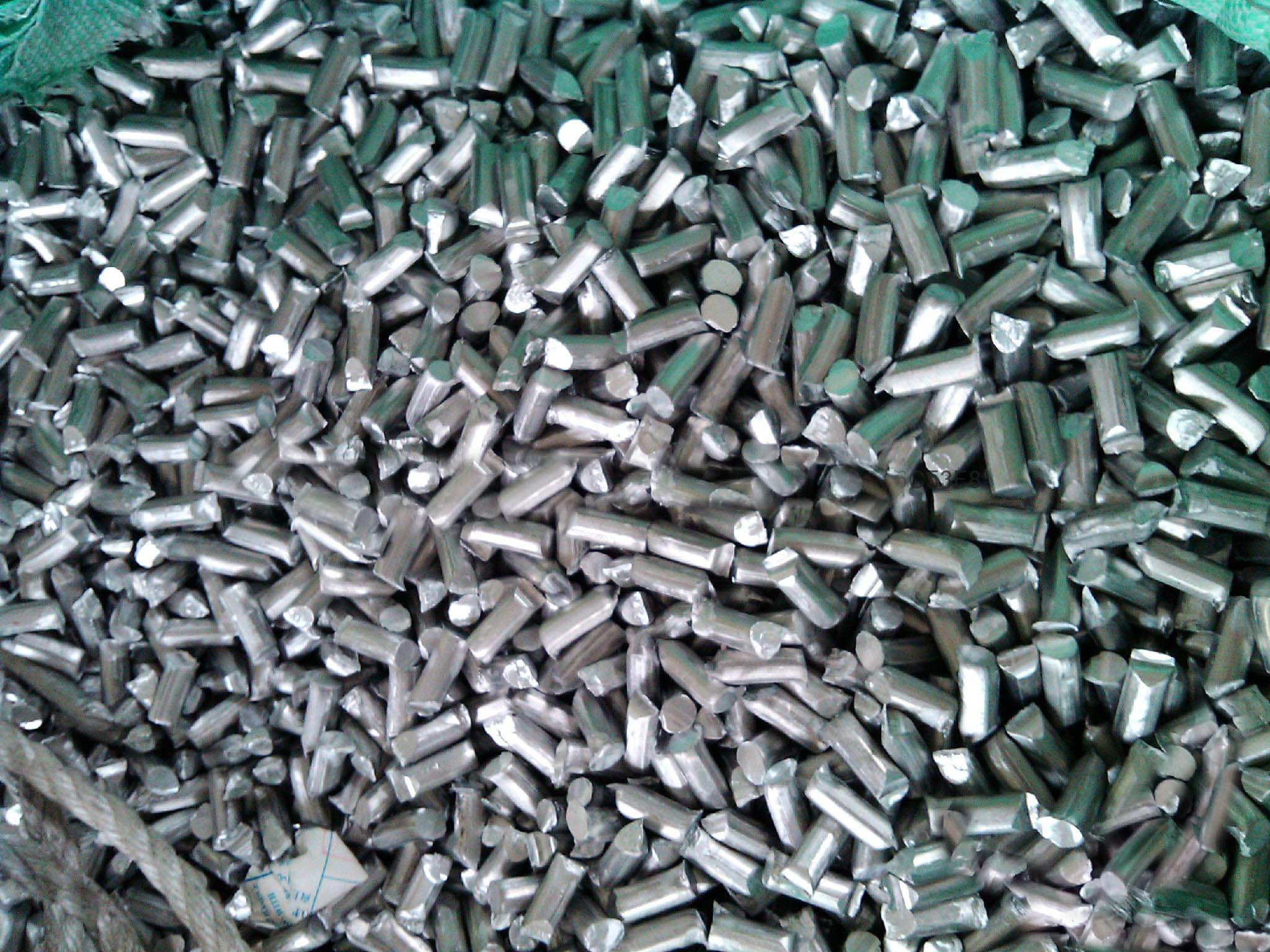 Loose aluminium scrap pieces supplied as a feedstock example